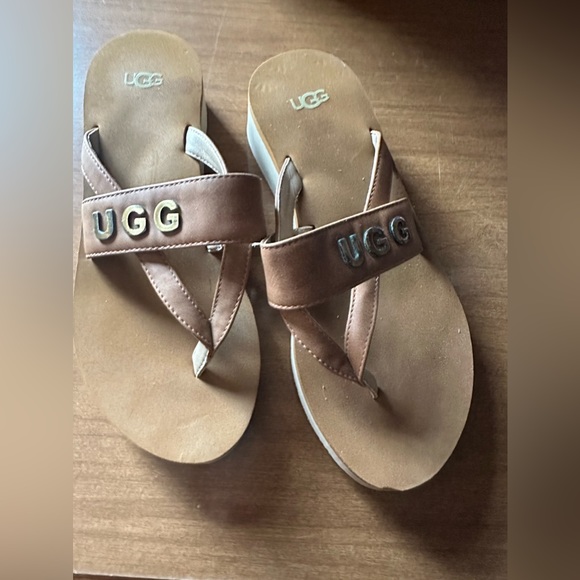 UGG Australia Womans Yellow Luna Logo are a size 8. - Picture 10 of 11